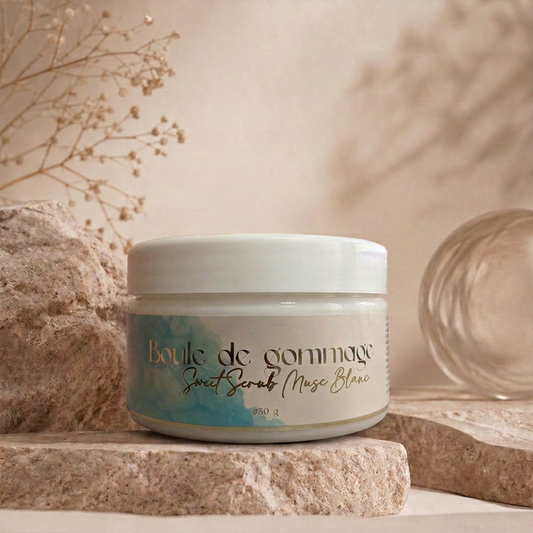 Boule de Gommage "Sweet Scrub" Musc Blanc (250g) | Exfoliation Douce & Parfum Poudré Enveloppant